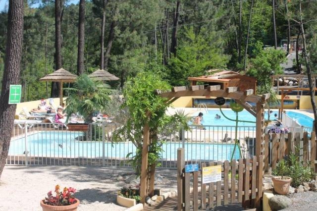 Camping 'Village de chalets et camping' à Joyeuse