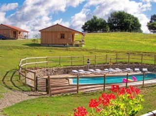 Gîte rural 'Gites en bois à la ferme avec piscine chauffée' en Cantal