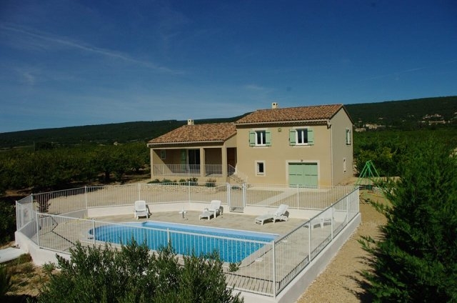 Gîte maison individuelle climatisée avec piscine privée 'Gîte la bastide landesson' à Saint saturnin les apt